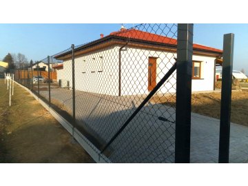 Realizace – čtyřhranné antracitové pletivo a podhrabové desky | Raková
