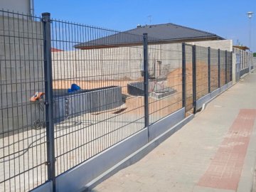 Realizace – 2D antracitové plotové panely | České Budějovice