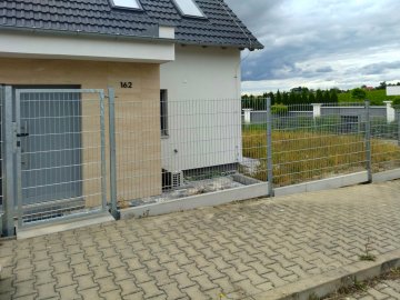 Realizace – 2D pozinkované plotové panely a podhrabové desky | Tlučná