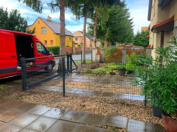 Realizace – 2D plotové panely, posuvná brána, montáž na patky | Nýřany