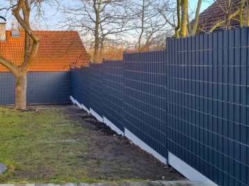 Realizace – antracitové 2D panely a ratanové pásy | Těptín
